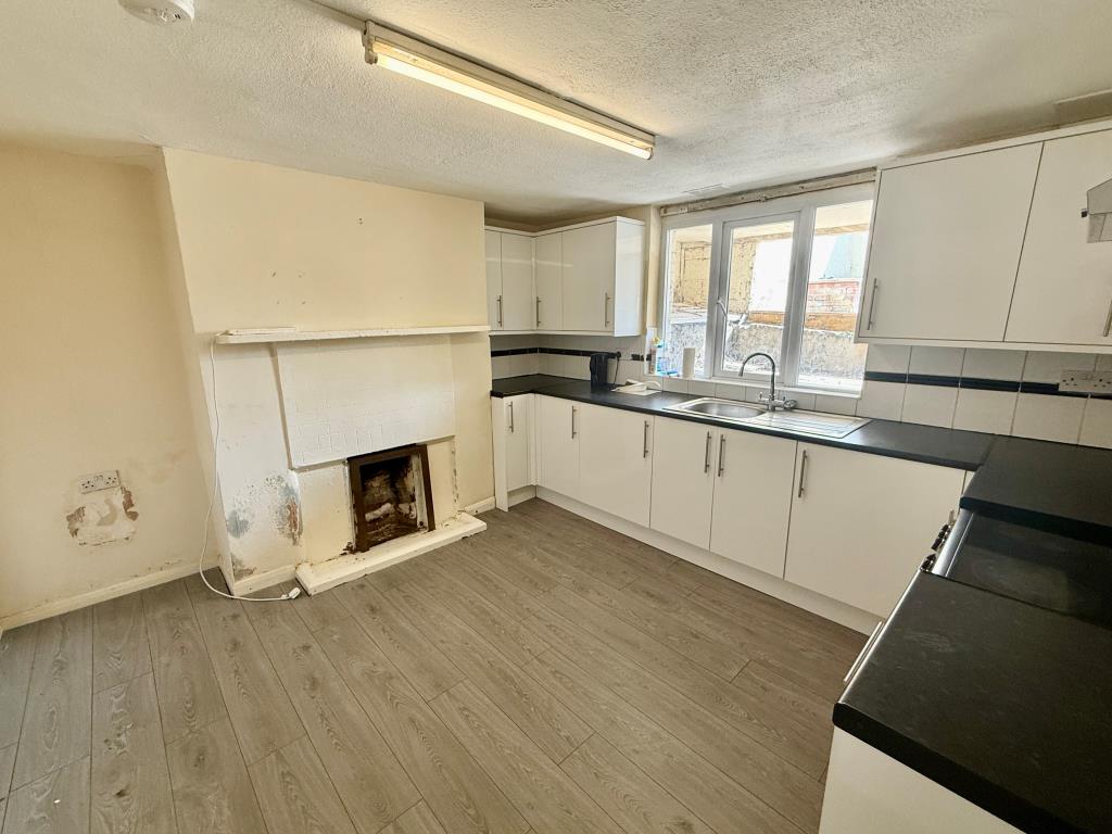 Lot: 121 - LARGE END-TERRACE PROPERTY WITH POTENTIAL - Kitchen